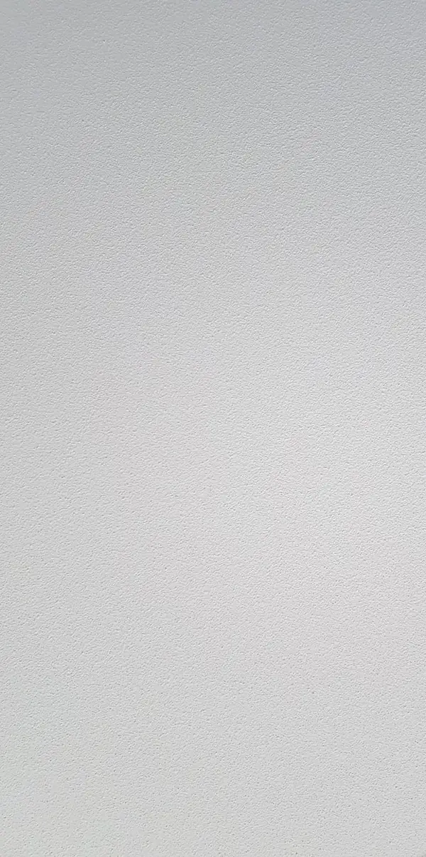 Nahaufnahme einer fein gefilzten Putzoberfläche